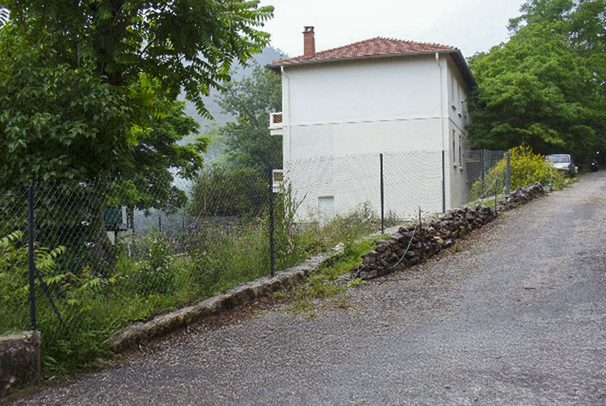 Ligne Maginot - COL SAINT JEAN - (Casernement) - Maison dite du Capitaine :
Maison occupée par le Capitaine Imbault en fin 1939 jusque juillet 1940.
Les tombes provisoires de Fernand BOUTIGNY et Joseph LLORET devaient se trouver entre le chemin et le bâtiment aux environs où se trouve actuellement la voiture sur la photo.
Voir plus amples informations dans le témoignage de René SIMON pages 24 et 25.