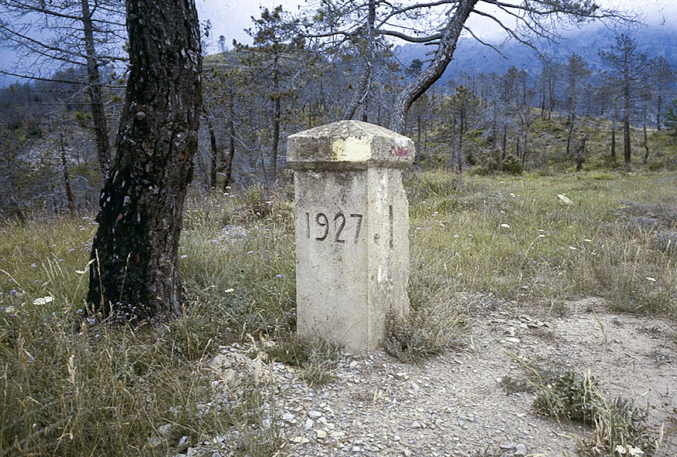 Ligne Maginot - CROIX DE COUGOULE (CC) - (Ouvrage d'infanterie) - L'une des bornes marquant la frontière de 1940 entre la France et l'Italie.
On en trouve plusieurs le long de la piste allant du col de Brouis au village de Pienne Haute.