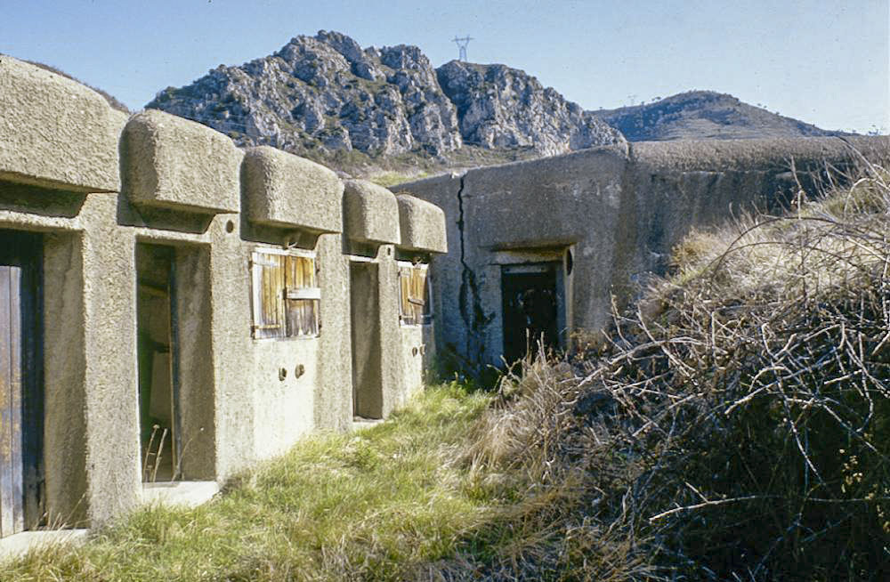 Ligne Maginot - GOLF DE SOSPEL (GS) - (Casemate d'infanterie - Simple) - L'arriére de la casemate, l'entrée et un petit casernement

