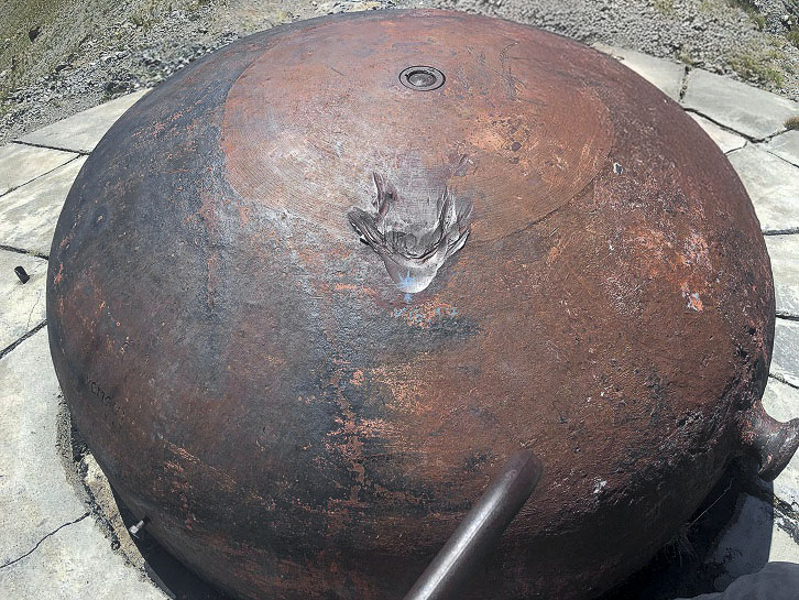 Ligne Maginot - JANUS - (Ouvrage d'artillerie) - Gros plan d'un coup au but d'un obus de 149mm du Chaberton sur la cloche GFM du bloc 4.