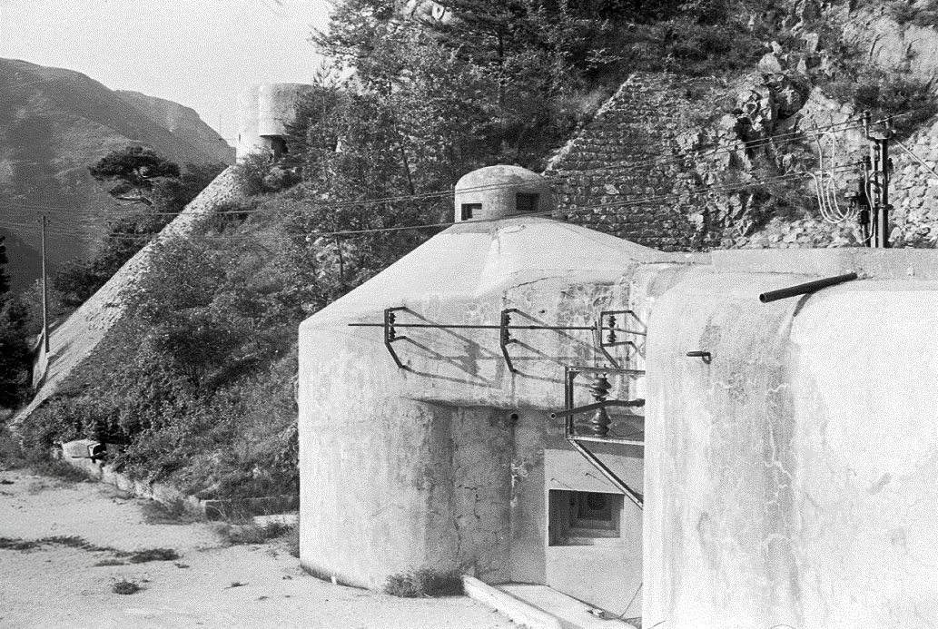 Ligne Maginot - MONTE GROSSO (MG) - E02 - (Ouvrage d'artillerie) - L'entrée de l'ouvrage avec son antenne d'origine.