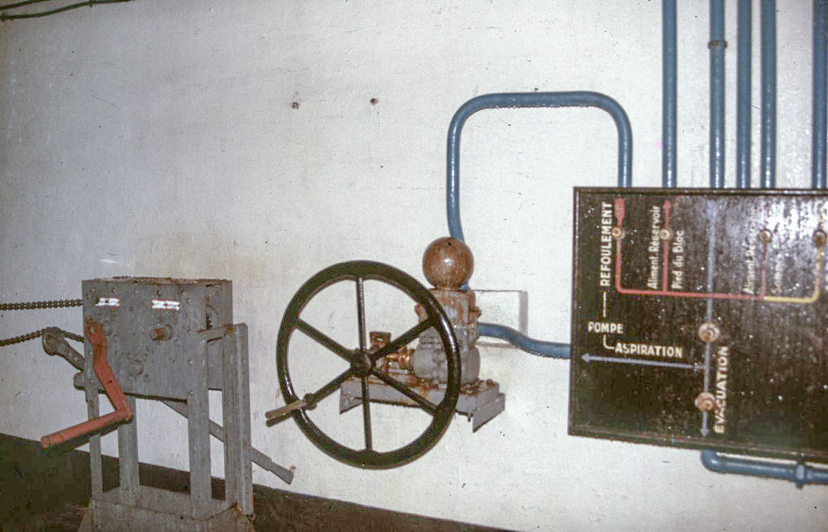 Ligne Maginot - MONTE GROSSO (MG) - E02 - (Ouvrage d'artillerie) - Bloc 3
Sous-sol du bloc, pompe d'alimentation d'eau du bloc