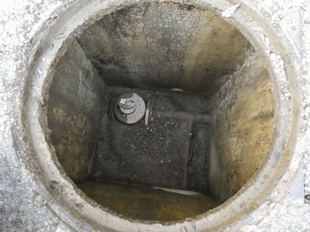 Ligne Maginot - SOURCE DE LA MULE - (Divers) - Regard 2
Sur la piste.
Vanne et vidange