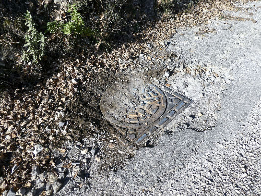 Ligne Maginot - SOURCE DE LA MULE - (Divers) - Regard 3
Sur la piste. 
Vanne et vidange
