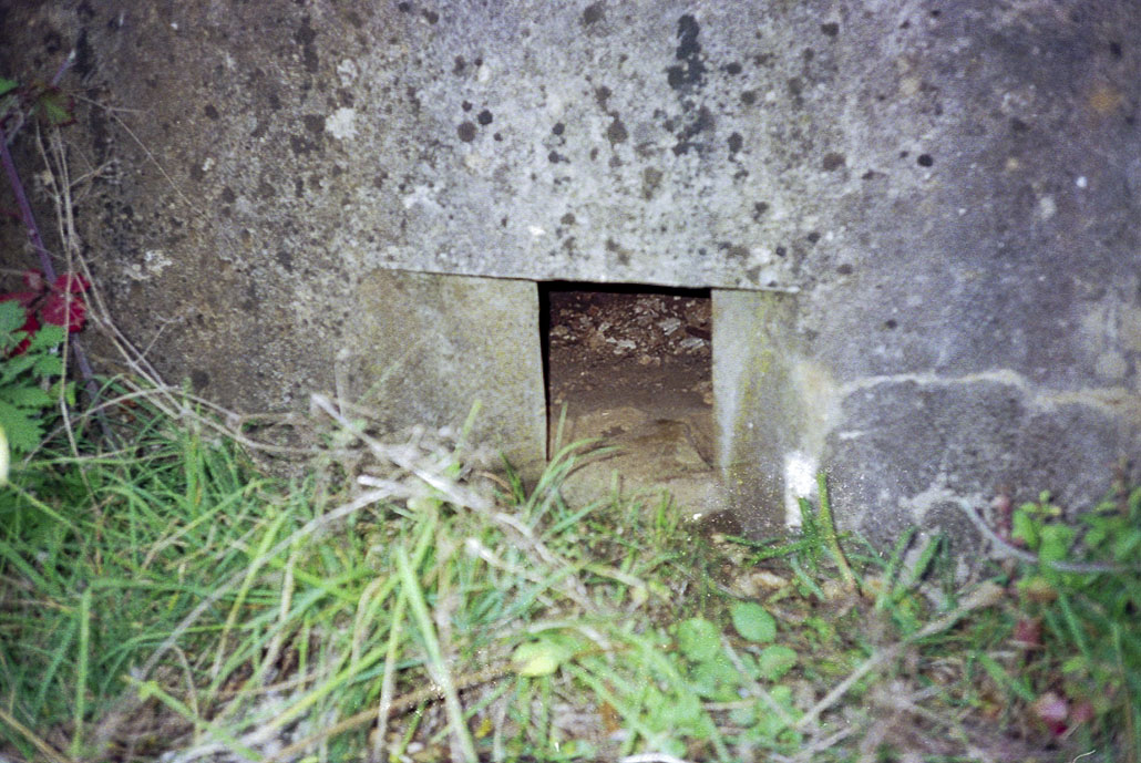 Ligne Maginot - AVELLAN NORD 3 - (Blockhaus pour arme infanterie) - Noter que le créneau est au ras du sol du blockhaus, qui semble inclure un montage métallique en V pour supporter l'arme.