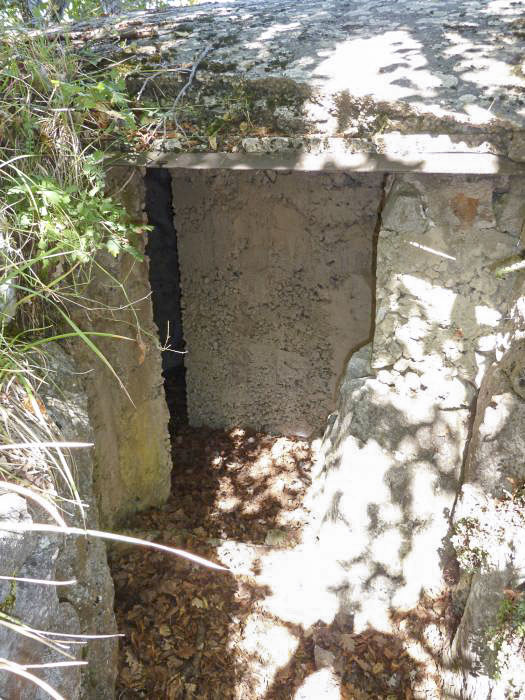 Ligne Maginot - BAISSE DU LOUP - (Blockhaus pour arme infanterie) - La chicane que forme l’entrée et la tranchée accès
