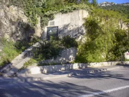 Ligne Maginot - E3 - EZE MOYENNE CORNICHE (Casemate d'infanterie) - Entrée avec porte large et plans inclinés de chaque côté de l'escalier pour le passage d'un canon antichar