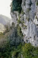 Ligne Maginot - LA PENA (PE) - (Ouvrage d'infanterie) - La falaise dans laquelle se trouve l'unique créneau de l'ouvrage de la Pena