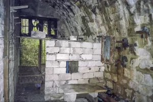 Ligne Maginot - LA TURBIE (SOUS-SECTEUR CORNICHES - 58° DBAF) - (PC de Sous-Secteur) - Une entrée d'alvéole, noter les cloisons intérieures.