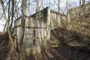 Ligne Maginot - SCHANZ - (Stand de tir) - Ligne de cibles de la troisième travée. Petit abri latéral pour les préposés aux cibles