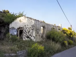 Ligne Maginot - MONT CHAUVE D'ASPREMONT - (Central téléphonique isolé) - Ruines du casernement situé en contrebas de l'ouvrage en bord de route