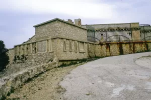 Ligne Maginot - MONT CHAUVE D'ASPREMONT - (Central téléphonique isolé) - Route d'accès et son blockhaus de défense