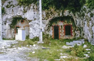 Ligne Maginot - MONT CHAUVE D'ASPREMONT - (Central téléphonique isolé) - Abri caverne construit sous la route menant au fort. Il est aujourd'hui caché derrière des locaux EdF.
