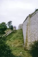 Ligne Maginot - MONT CHAUVE D'ASPREMONT - (Central téléphonique isolé) - Le mur d'escarpe, avec au fond une caponnière renforcée par une couche de béton. Ce type de modernisation est visible aussi à la Forca et aux Milles-Fourches.