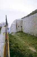 Ligne Maginot - MONT CHAUVE D'ASPREMONT - (Central téléphonique isolé) - Le mur d'escarpe, avec au fond une caponnière renforcée par une couche de béton. Ce type de modernisation est visible aussi à la Forca et aux Milles-Fourches.