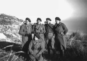 Ligne Maginot - MONT GROS de ROQUEBRUNE (Observatoire d'artillerie) - Artilleurs du 157e RAP sur les dessus du Mont Gros