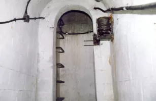Ligne Maginot - MONT GROS DE ROQUEBRUNE - (Observatoire d'artillerie) - Accès au puits de la cloche VDP, à droite le treuil du périscope