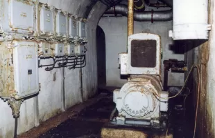 Ligne Maginot - MONT GROS DE ROQUEBRUNE - (Observatoire d'artillerie) - Tableau électrique de distribution de l'ouvrage et groupe électrogène à moteur CLM 1PJ65 à refroidissement par air