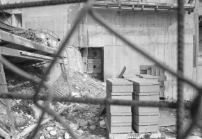 Ligne Maginot - O3 - VESQUI SUD - (Casemate d'infanterie - Simple) - La casemate  en cours d'intégration dans l'immeuble.
La porte d'accès reste le seul élément visible.