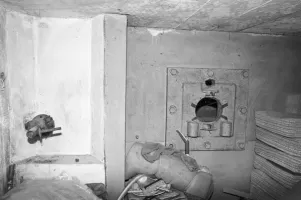 Ligne Maginot - O4 - VESQUI NORD - (Casemate d'infanterie - Simple) - Le créneau pour mitrailleuse et la goulotte lance grenades