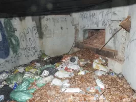 Ligne Maginot - HANAU 3 - (Blockhaus pour canon) - L'intérieur vu par une des ouvertures. Le blockhaus sert de poubelle.