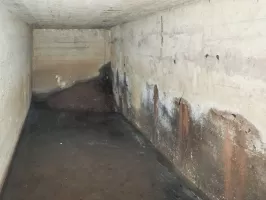 Ligne Maginot - HANAU CENTRE 2 - (PC de Sous-Quartier) - L'intérieur de l'abri.
On remarque une deuxième entrée au fond remblayée.