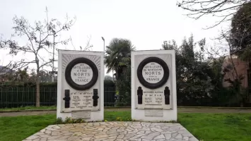 Ligne Maginot - QUARTIER AUVARE - SAINT ROCH (157° RAP) - (Casernement) - Monuments  a la gloire des artilleurs des 157° et 158° RAP
Ces plaques initialement placées de chaque coté des bâtiments du quartier  des  artilleurs ont été déplacés par la suite.
En face ne subsiste de la caserne  que l'ancien poste  de police nationale et les  services  de quart et autres,  le plus gros de la caserne a fait place a un chantier et un ensemble immobilier