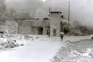 Ligne Maginot - ROQUEBRUNE - CORNILLAT - (Ouvrage d'artillerie) - Bloc 1
Vue de l'entrée lors de l'entrainement au lance-flammes de la compagnie d'assaut Z de la 1° Division Française Libre