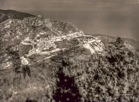 Ligne Maginot - SAINTE AGNES (SAG) - EO9 - (Ouvrage d'artillerie) - L'ouvrage avec sa route d'accès aux blocs Sud en cours de construction et le tracé du plan incliné pour le funiculaire du bloc Nord, au dessus du cimetière.