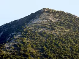 Ligne Maginot - SIRICOCCA SUD - (Observatoire d'artillerie) - Le poste est visible en haut du piton rocheux