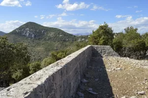 Ligne Maginot - SIRICOCCA SUD - (Observatoire d'artillerie) - Parapet d’infanterie sous le poste, à l'arrière-plan poste de Mont Ours