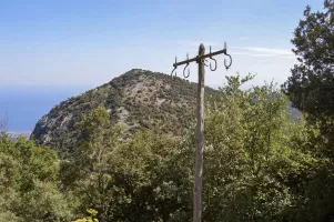 Ligne Maginot - SIRICOCCA SUD - (Observatoire d'artillerie) - À l'arrière-plan poste de Siricocca, au premier plan la ligne aérienne téléphonique CC Ségra – Obs. Pic de Garuche