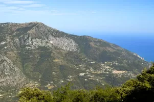 Ligne Maginot - SIRICOCCA SUD - (Observatoire d'artillerie) - Vue vers l'Italie - le secteur couvert par l’observatoire ; au centre l’avant-poste la Coletta, à droite l´avant-poste Collet du Pilon – Balmetta