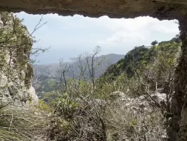 Ligne Maginot - SUILLET OUEST - (Blockhaus pour arme infanterie) - L'observateur pouvait voir : au fond à droite, une partie de Roquebrune avec le Cap-Martin et sur la gauche une partie de Menton