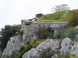 Ligne Maginot - TETE DE CHIEN - FORT MASSENA (6° BIE - 157° RAP) - (Position d'artillerie préparée) - Emplacement de l'embrasure et verrou du 155L, dans la partie gazonnée.