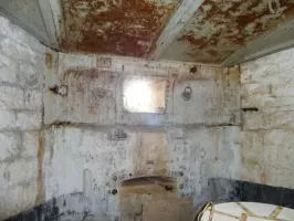 Ligne Maginot - TETE DE CHIEN - FORT MASSENA (6° BIE - 157° RAP) - (Position d'artillerie préparée) - Embrasure du 155L et en dessous la barre empêchant le recul du canon