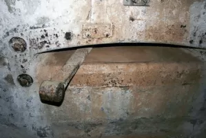 Ligne Maginot - TETE DE CHIEN - FORT MASSENA (6° BIE - 157° RAP) - (Position d'artillerie préparée) - Barre empêchant le recul du canon