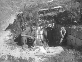 Ligne Maginot - TETE DE CHIEN - FORT MASSENA (6° BIE - 157° RAP) - (Position d'artillerie préparée) - Photo prise en 1944 par les soldats américains.
Sgt McCullough and Maxwell (Medic)