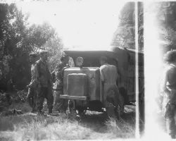 Ligne Maginot - TETE DE CHIEN - FORT MASSENA (6° BIE - 157° RAP) - (Position d'artillerie préparée) - Soldats américains autour d'un camion italien abandonné