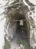 Ligne Maginot - TETE DE CHIEN - FORT MASSENA (6° BIE - 157° RAP) - (Position d'artillerie préparée) - Tunnel d'accès par le bas au magasin à poudre.