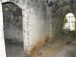 Ligne Maginot - TETE DE CHIEN - FORT MASSENA (6° BIE - 157° RAP) - (Position d'artillerie préparée) - Tunnel d'accès par le bas au magasin à poudre.