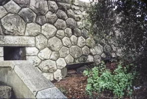 Ligne Maginot - TUNNEL du TRAMWAY - (Blockhaus pour arme infanterie) - Attention : le créneau n'est pas ce beau rectangle noir à côté de l'escalier, qui est en fait une évacuation d'eau, mais le rectangle brun au ras du sol. A côté, en partie caché par les plantes, une autre ouverture qui pourrait être un second créneau