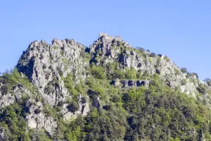 Ligne Maginot - SAINTE AGNES (SAG) - EO9 - (Ouvrage d'artillerie) - Bloc 3
Accroché à la falaise le bloc est dominé par l'ancien château médiéval 