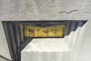 Ligne Maginot - ROQUEBRUNE - CORNILLAT - (Ouvrage d'artillerie) - Bloc 2
L'un des deux créneaux de 81