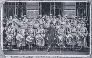 Ligne Maginot - 168° Régiment d'Infanterie de Forteresse (168° RIF) - La musique du 168° RIF devant l'hotel de ville à Longuyon
