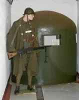 Ligne Maginot - Fantassin du 168e RIF - Uniforme d'un fantassin du 168e RIF avec FM 24/29 devant une fausse cloche GFM - Musée Hackenberg