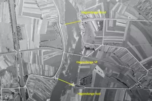 Ligne Maginot - HAGONDANGE SUD - (Infrastructure routiére) - Les ponts routiers dans l'immédiat après guerre. Ils ont été dynamités durant le conflit.
Au centre, le pont ferroviaire de la rocade militaire à voie normale Hagondange-Chailly.
