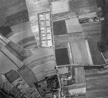 Ligne Maginot - POUILLY  -(Dépôt du Génie) - Les bâtiments de stockage et le mur d'enceinte sont bien visibles