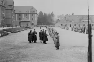 Ligne Maginot - 153° Régiment d'Infanterie de Forteresse (153° RIF) - Camp de Bitche le 9 novembre 1938
Inspection du contingent par le Gal Boutignon avec le colonel Reys chef de corps du 153° RIF, le Cdt Bergeron commandant le 3° bataillon, le Lt Tetard commandant la CM9 par intérim, le médecin lieutenant et un officier d’ordonnance
