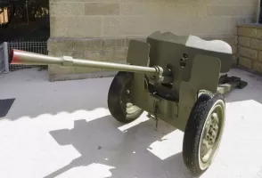 Ligne Maginot - Canon AC de 25 SA mle 1934 Hotchkiss - Devant la Maison des Anciens Combattants à Toulon
